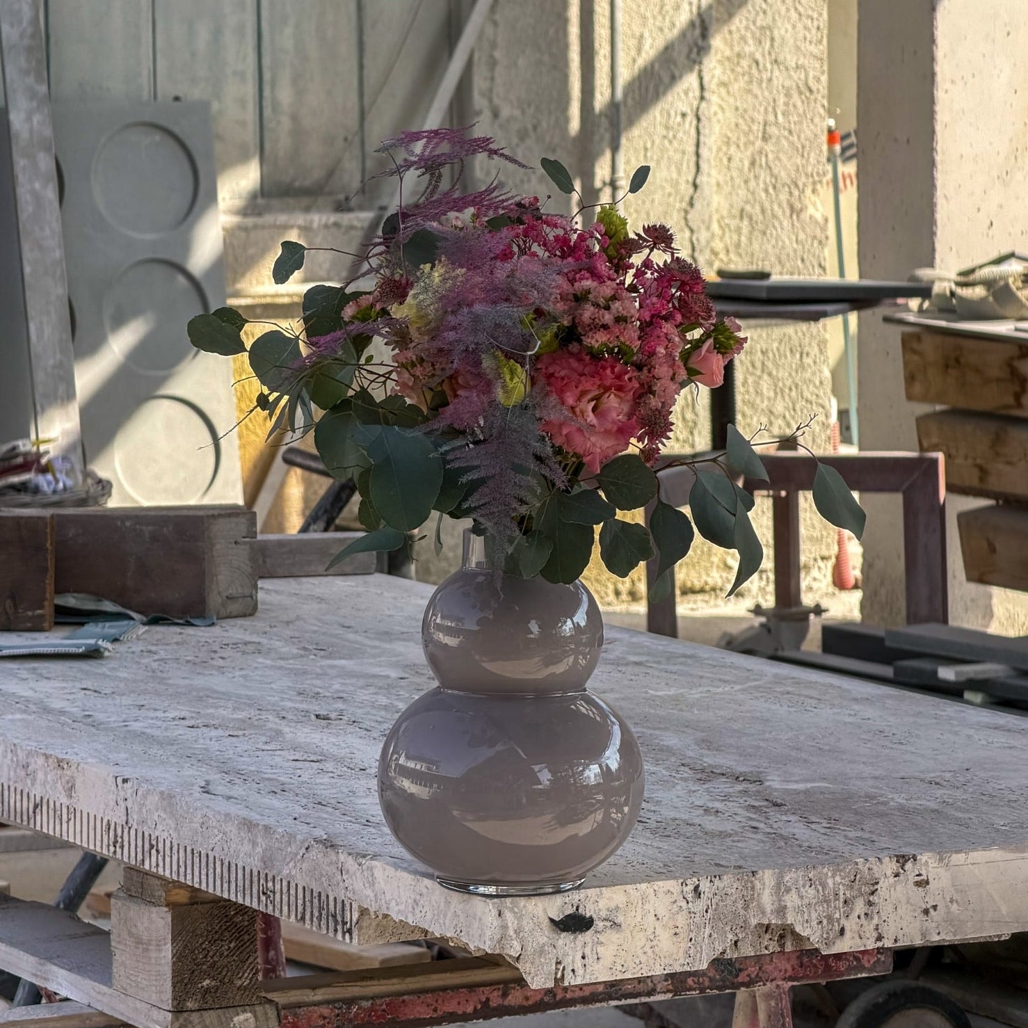 Eleganten roza cvetlični aranžma – dostava Ljubljana